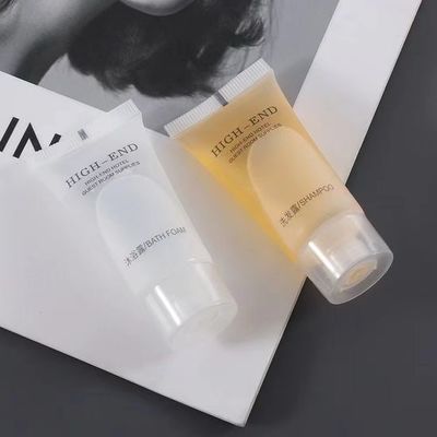 Luxe hotel badkamer voorzieningen met shampoo